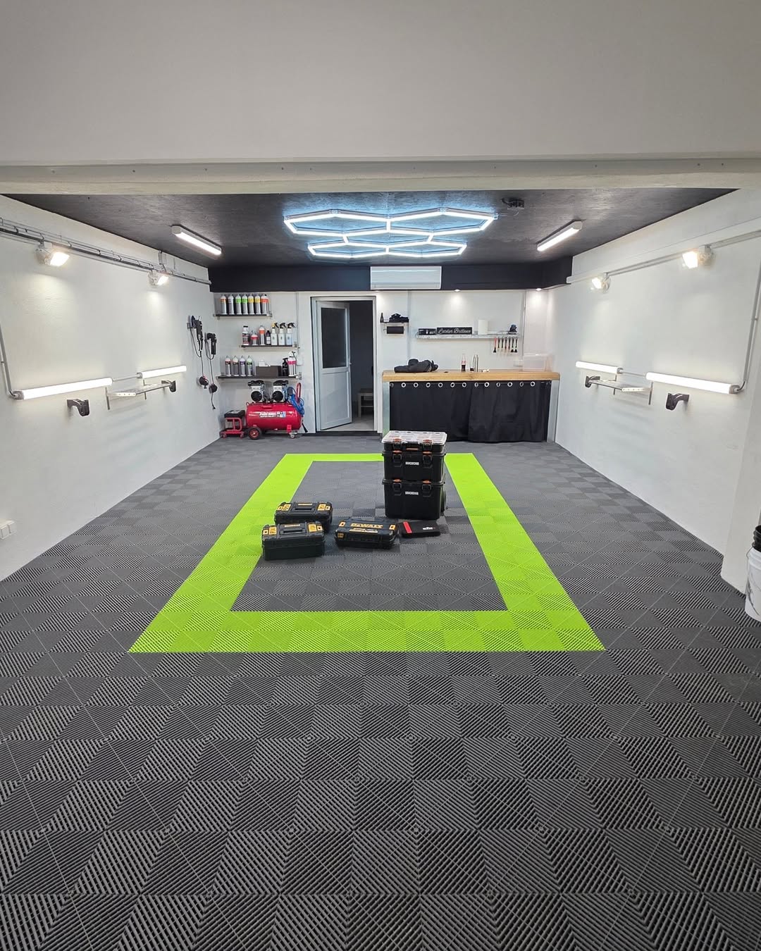 Installation éclairage LED professionnel dans un garage en Hérault par ALB'ELEC